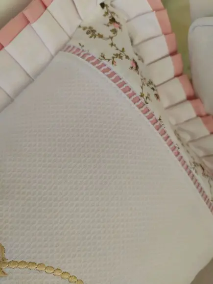 kit mini berço bordado em rose e branco com 7 peças