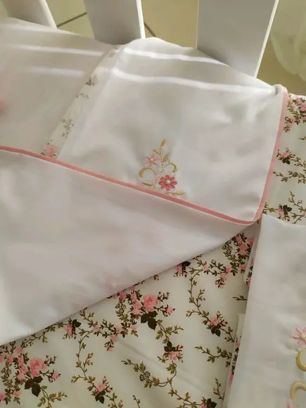 kit mini berço bordado em rose e branco com 7 peças