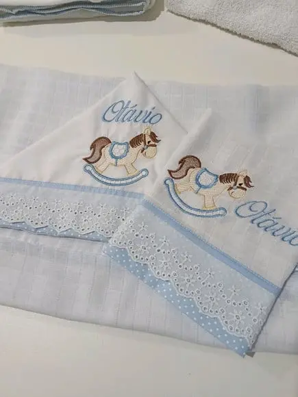 Kit Toalha Fralda com Capuz Bordada e Fraldinha de Boca