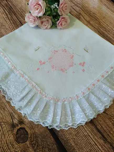 Manta de Piquet Bordada Floral e Borboletas