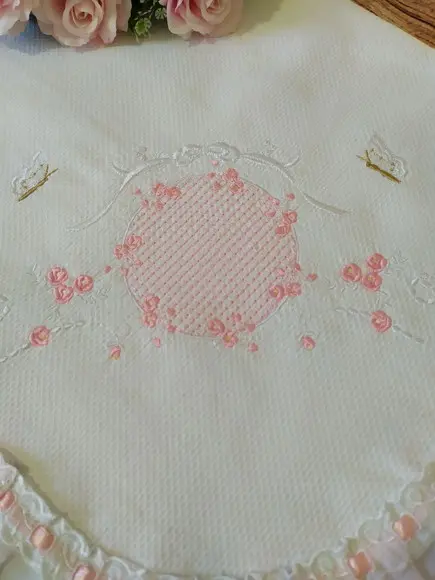 Manta de Piquet Bordada Floral e Borboletas