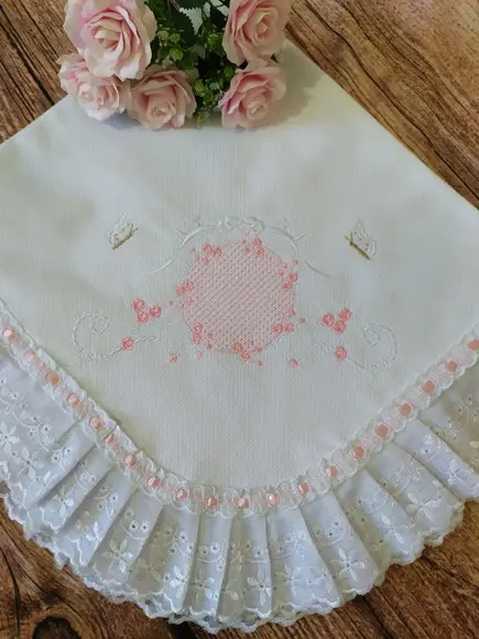 Manta de Piquet Bordada Floral e Borboletas