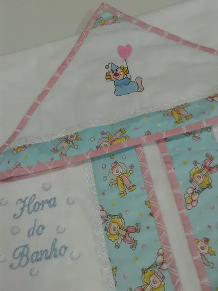 Toalha Bebe Bordada e Forrada com Fralda e Capuz Hora Banho
