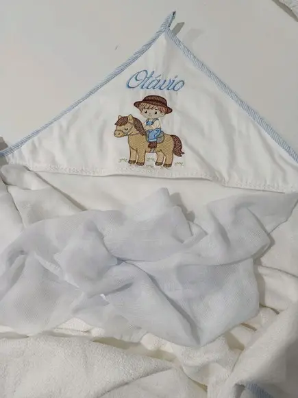 Toalha de Banho Forrada com Capuz Bordada