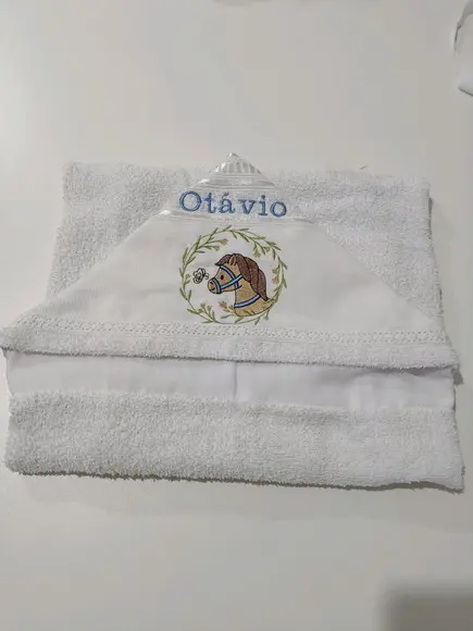 Toalha de Banho Forrada com Capuz Bordada