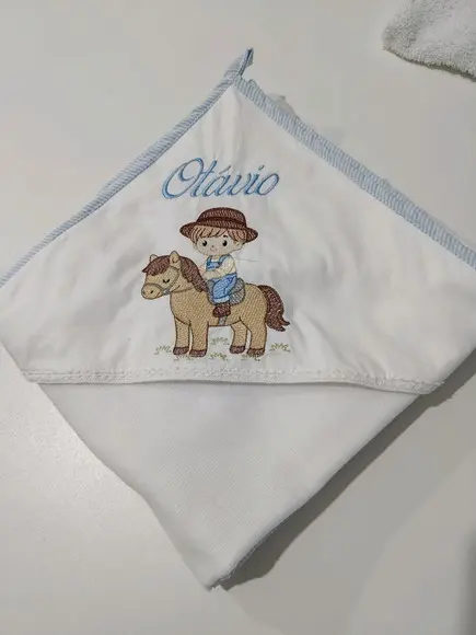 Toalha de Banho Forrada com Capuz Bordada