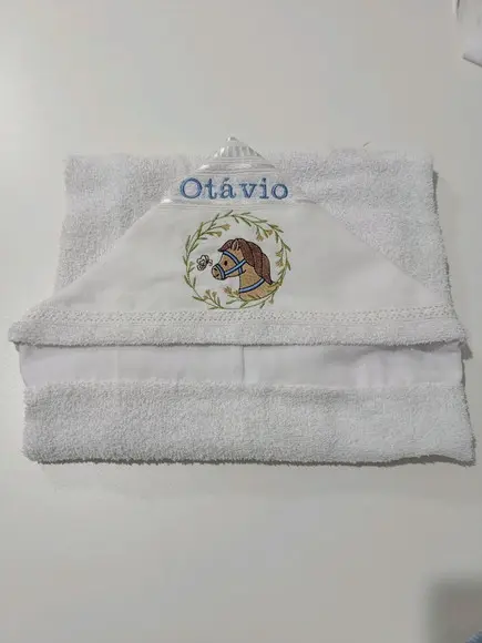 Toalha de Banho Forrada com Capuz Bordada