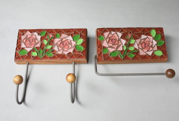 Cabideiro e Porta papel mosaico Rosas