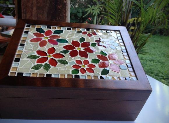Caixa de Chá em Mosaico Flores Vermelhas