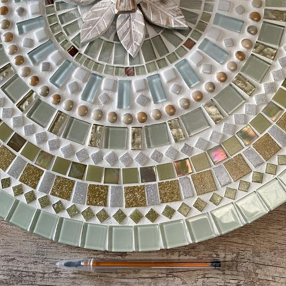 Mandala Divino Espírito Santo Branca em Mosaico