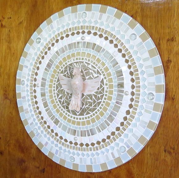 Mandala Divino Espírito Santo em Mosaico Branca