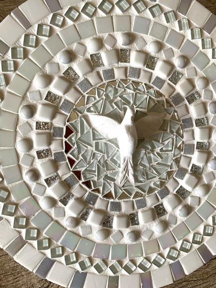 Mandala Divino Espírito Santo em Mosaico Branca