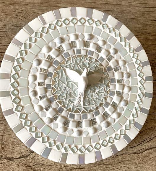 Mandala Divino Espírito Santo em Mosaico Branca