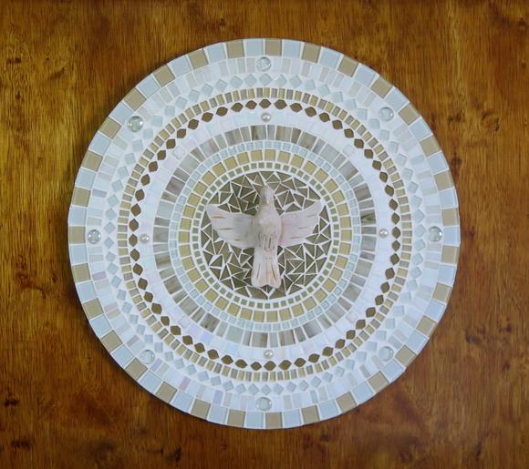 Mandala Divino Espírito Santo em Mosaico Branca
