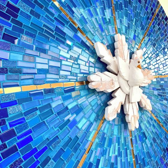 Mandala Divino Espírito Santo em Mosaico Raios Azuis
