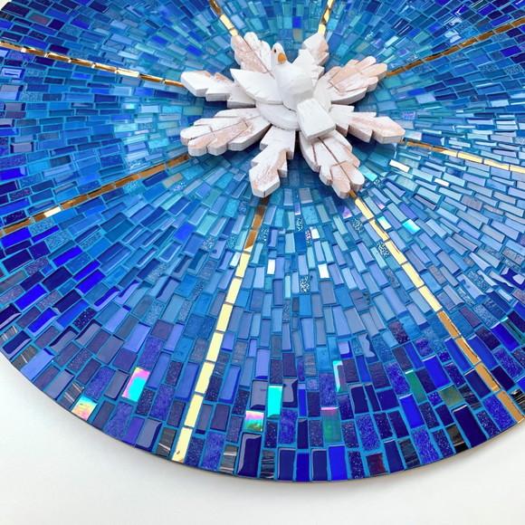 Mandala Divino Espírito Santo em Mosaico Raios Azuis