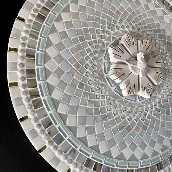 Mandala em Mosaico Divino Espírito Santo Branca Fractal