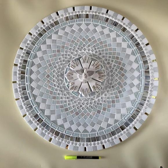 Mandala em Mosaico Divino Espírito Santo Branca Fractal