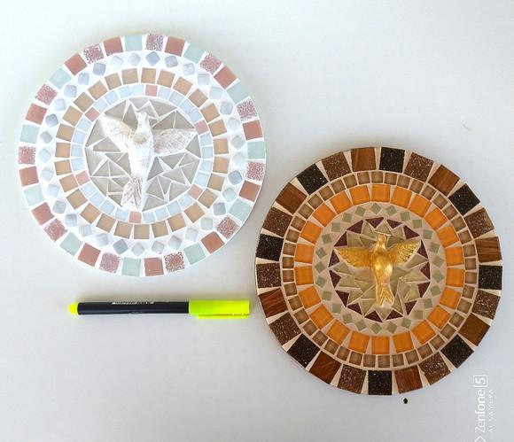 Mandala em Mosaico Divino Espírito Santo Dourado