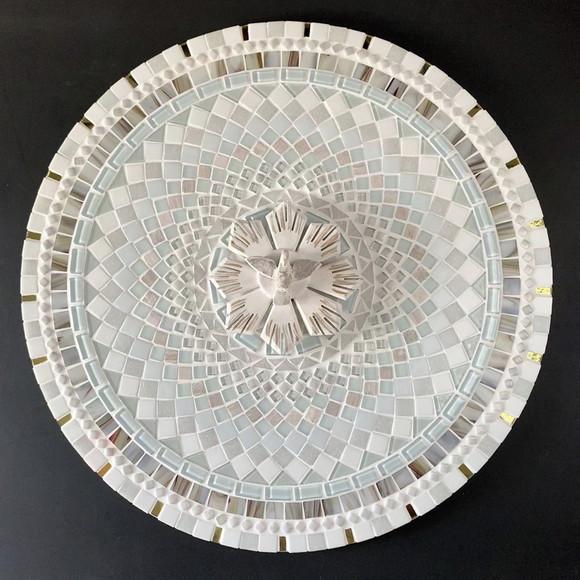 Mandala em Mosaico Divino Espírito Santo Branca Fractal