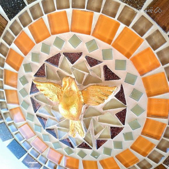 Mandala em Mosaico Divino Espírito Santo Dourado