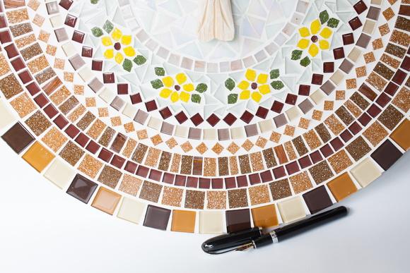 Mandala em Mosaico Divino Espírito Santo Ocre
