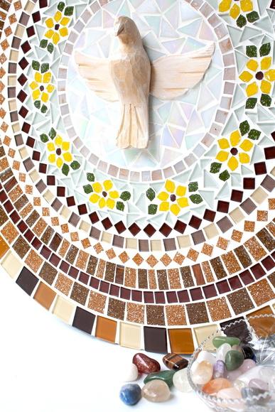 Mandala em Mosaico Divino Espírito Santo Ocre
