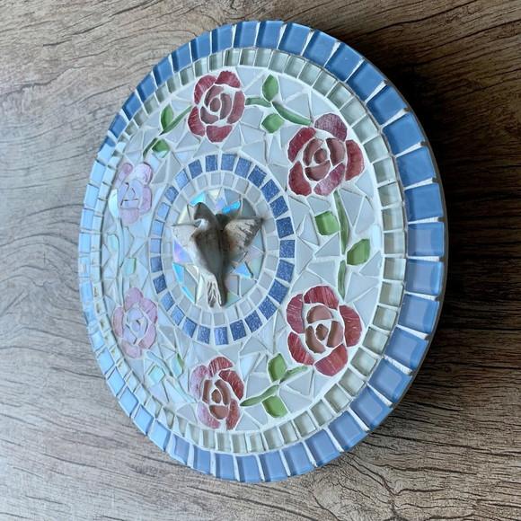 Mandala em Mosaico Divino Espírito Santo Rosas