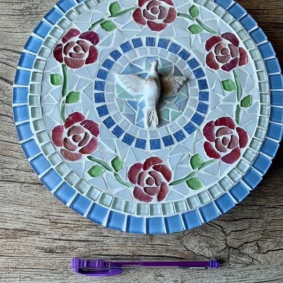 Mandala em Mosaico Divino Espírito Santo Rosas