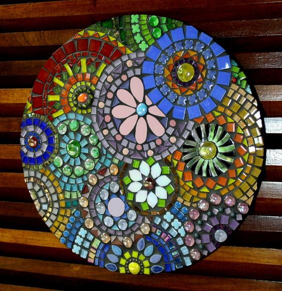 Mandala em mosaico multicolorida
