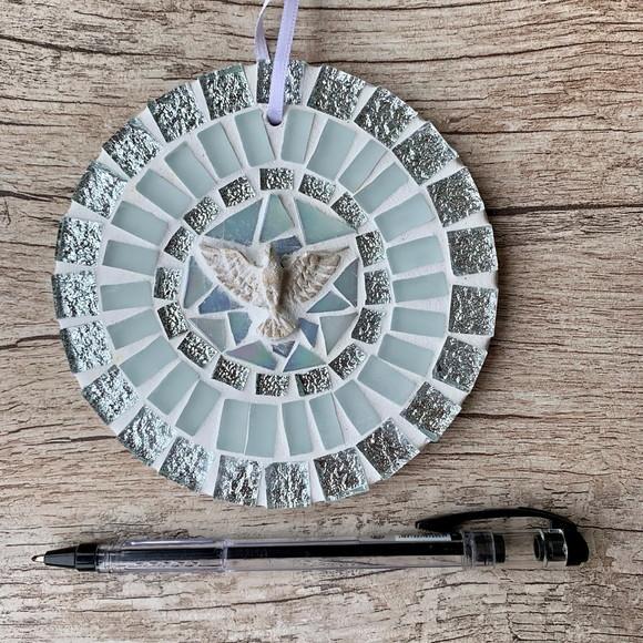 Mini Mandala Divino em Mosaico Branca e Prata
