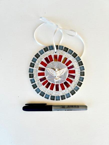 Mini Mandala Divino em Mosaico Cinza e Vermelho