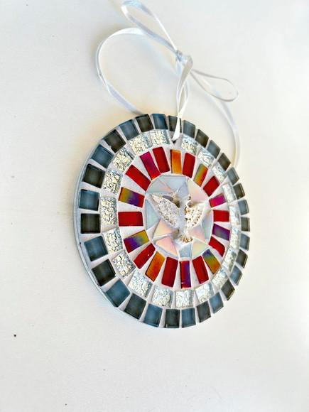 Mini Mandala Divino em Mosaico Cinza e Vermelho