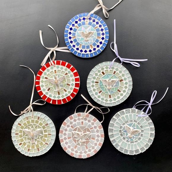 Mini Mandala Divino em Mosaico Vermelha