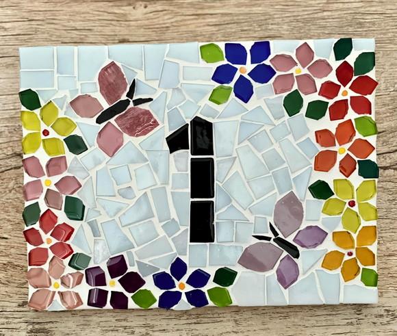 Número Apartamento em Mosaico Floral com Borboletas