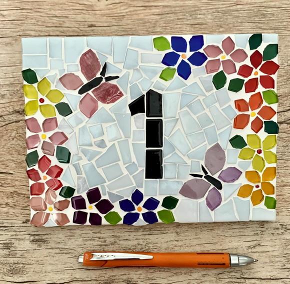 Número Apartamento em Mosaico Floral com Borboletas