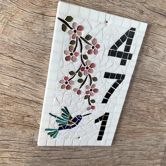 Número para Casa em Mosaico Cerejeiras com Beija Flor