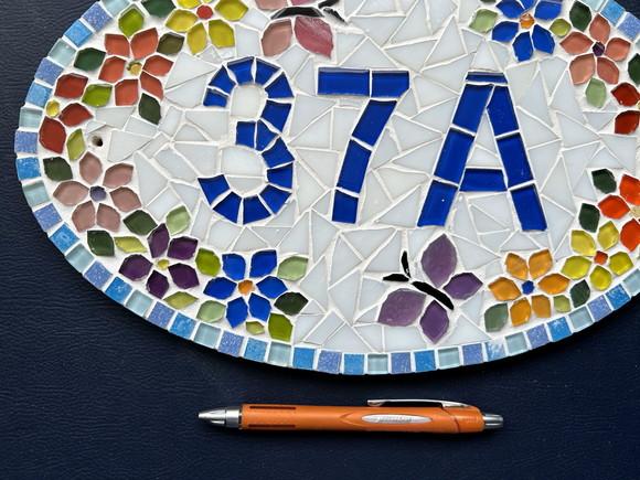 Placa Número para Casa em Mosaico Flores e Borboletas