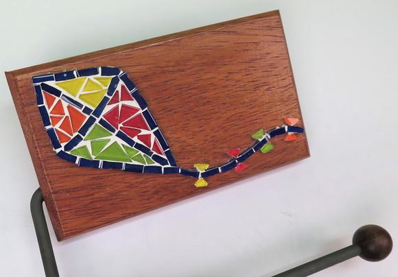 Porta papel higiênico em mosaico Pipa