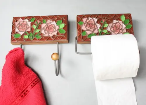 Cabideiro e Porta papel mosaico Rosas