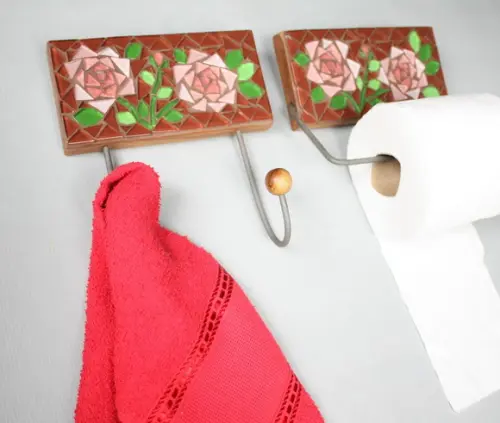 Cabideiro e Porta papel mosaico Rosas