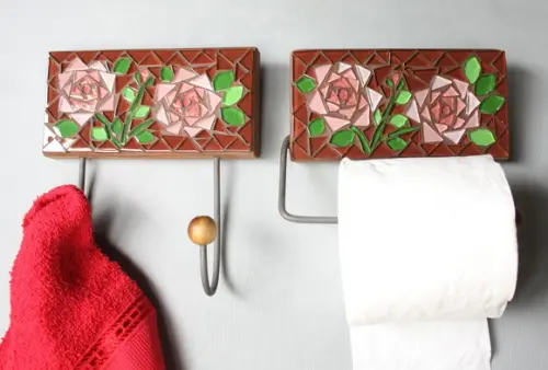 Cabideiro e Porta papel mosaico Rosas