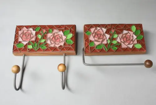 Cabideiro e Porta papel mosaico Rosas