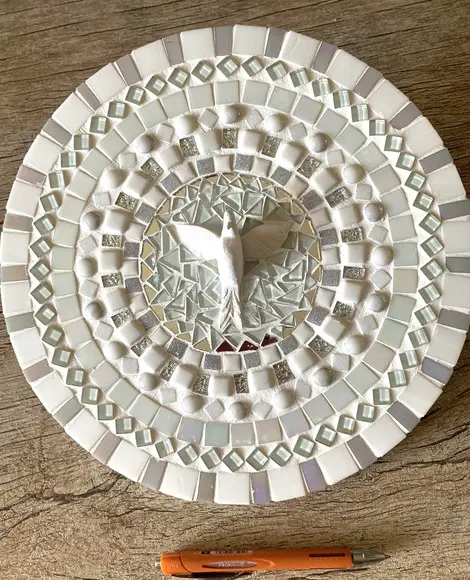 Mandala Divino Espírito Santo em Mosaico Branca