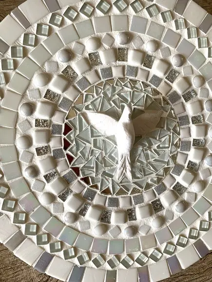 Mandala Divino Espírito Santo em Mosaico Branca