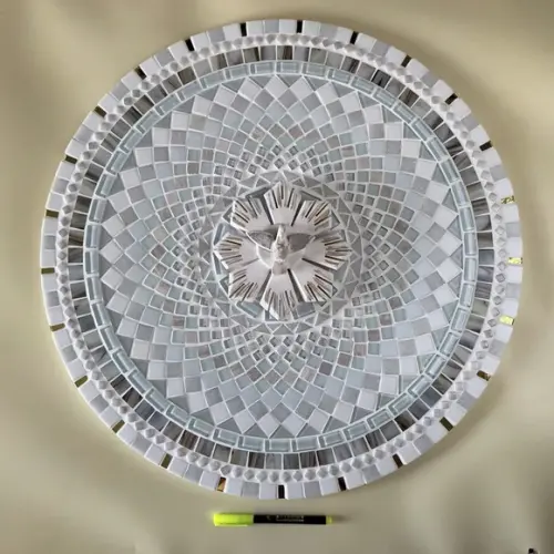 Mandala em Mosaico Divino Espírito Santo Branca Fractal