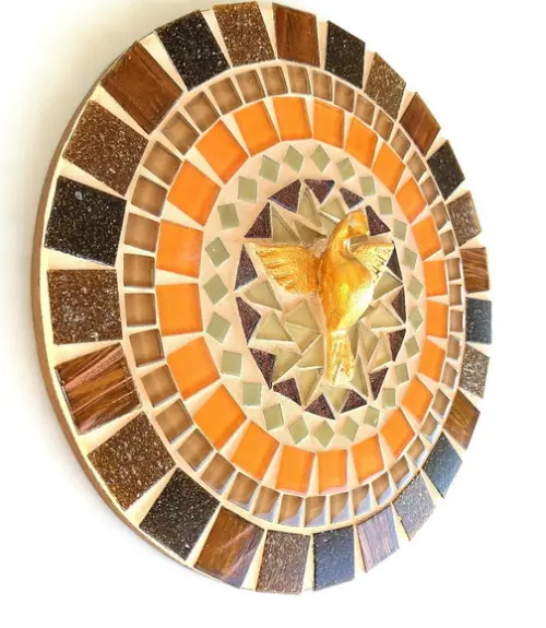 Mandala em Mosaico Divino Espírito Santo Dourado