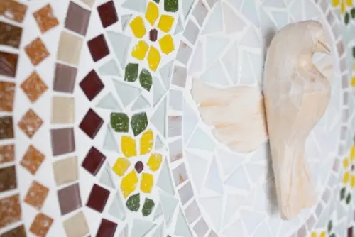 Mandala em Mosaico Divino Espírito Santo Ocre