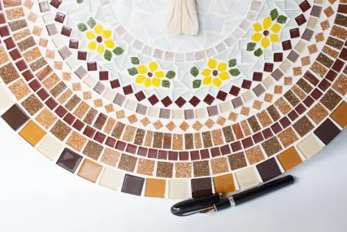 Mandala em Mosaico Divino Espírito Santo Ocre