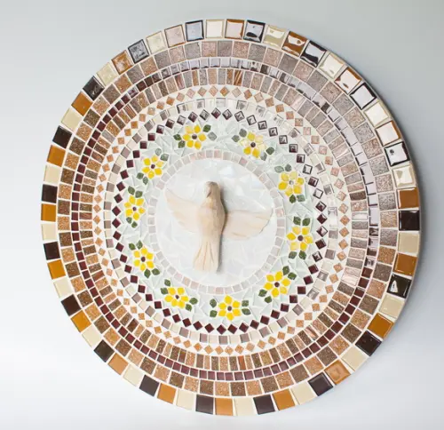 Mandala em Mosaico Divino Espírito Santo Ocre